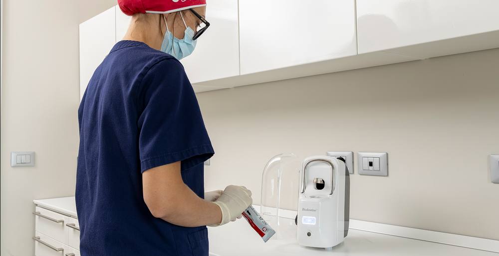 Un odontoiatra con lo scanner intraorale