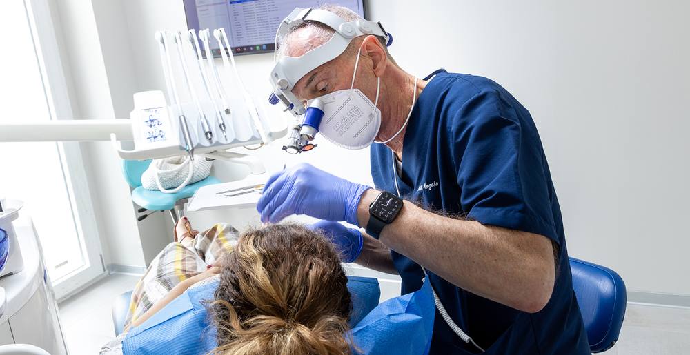 Un odontoiatra con una paziente sulla poltrona