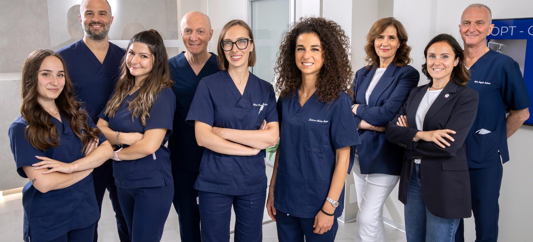 Il team dello studio al completo, in divisa blu